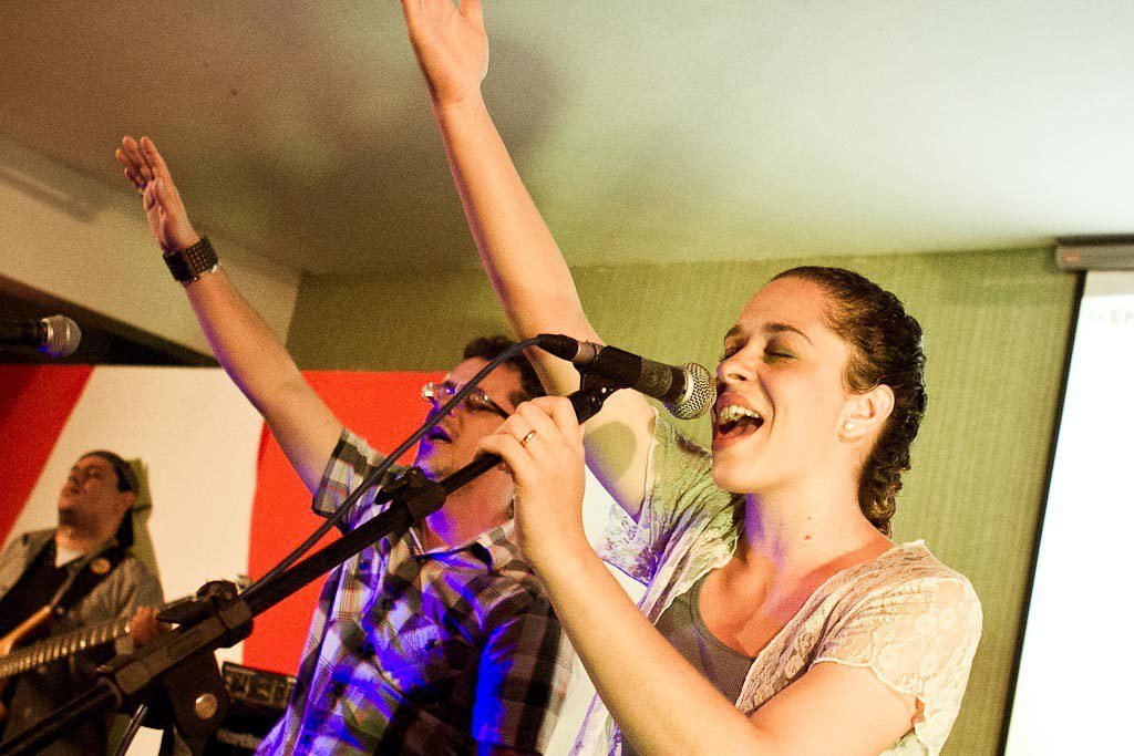 Representação visual da reinvenção do louvor gospel, mantendo a essência da adoração e fé. Esta imagem simboliza o avivamento espiritual e a renovação através de canções que fortalecem a crença.
