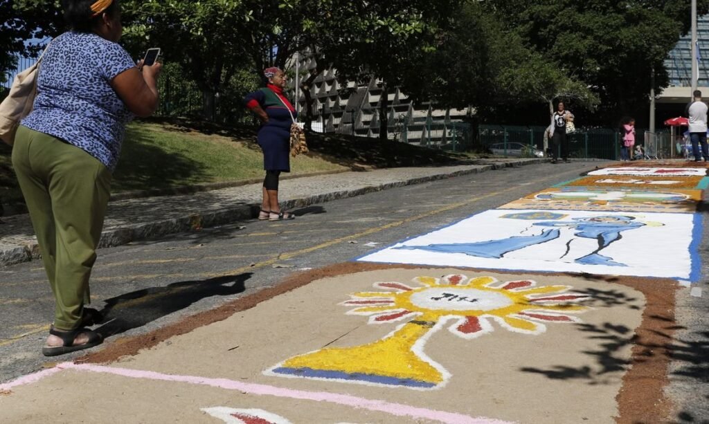 Família atípica, com pai, mãe e filho autista, desfrutando de um momento de paz e conexão ao ar livre durante o feriado de Corpus Christi 2025. A imagem representa o acolhimento e a inclusão para famílias, fortalecendo laços e promovendo o descanso.