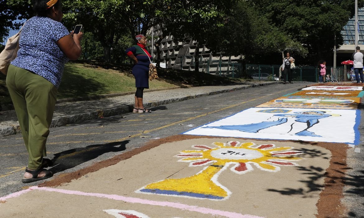 Família atípica, com pai, mãe e filho autista, desfrutando de um momento de paz e conexão ao ar livre durante o feriado de Corpus Christi 2025. A imagem representa o acolhimento e a inclusão para famílias, fortalecendo laços e promovendo o descanso.