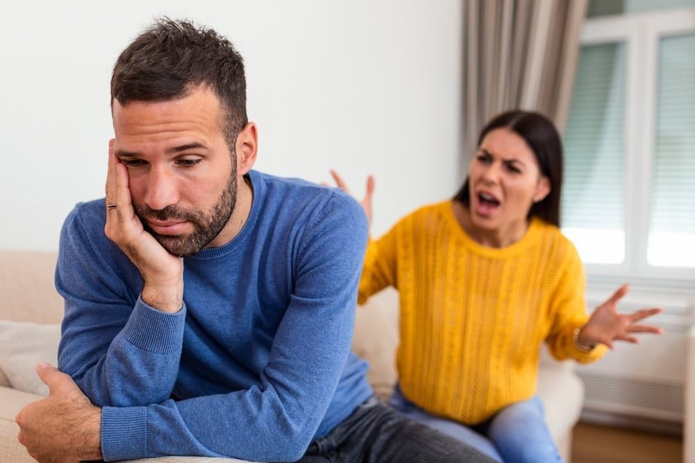 Pessoas em diálogo pacífico, simbolizando a resolução de conflitos e a busca por harmonia nos relacionamentos. Representa a aplicação de estratégias para superar brigas e promover a paz familiar.