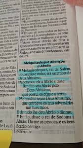 Mãos abertas em gesto de doação, com uma Bíblia sagrada ao fundo e raios de luz, simbolizando a generosidade, fé e a importância da palavra de oferta no culto cristão. Este momento inspira esperança e propósito divino, refletindo a provisão e os princípios bíblicos para um avivamento espiritual.