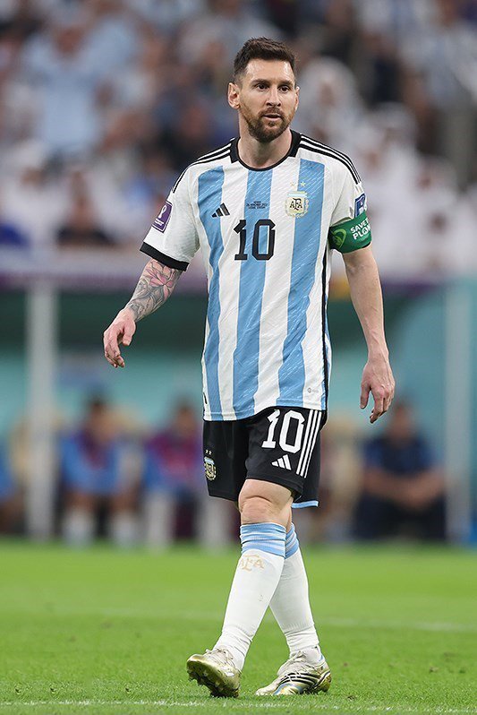 Lionel Messi, capitão da seleção argentina, celebra a vitória na Copa do Mundo FIFA 2022, um marco de sua humildade e mentalidade vitoriosa.