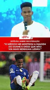 Estêvão, o jovem atacante, em um momento de alegria e superação, após sua recuperação milagrosa. Sua cura é um testemunho de avivamento espiritual, inspirando fé e esperança, como em versículos sobre avivamento.